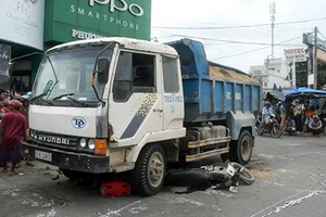 Bị xe tải cuốn vào gầm, 1 người tử vong